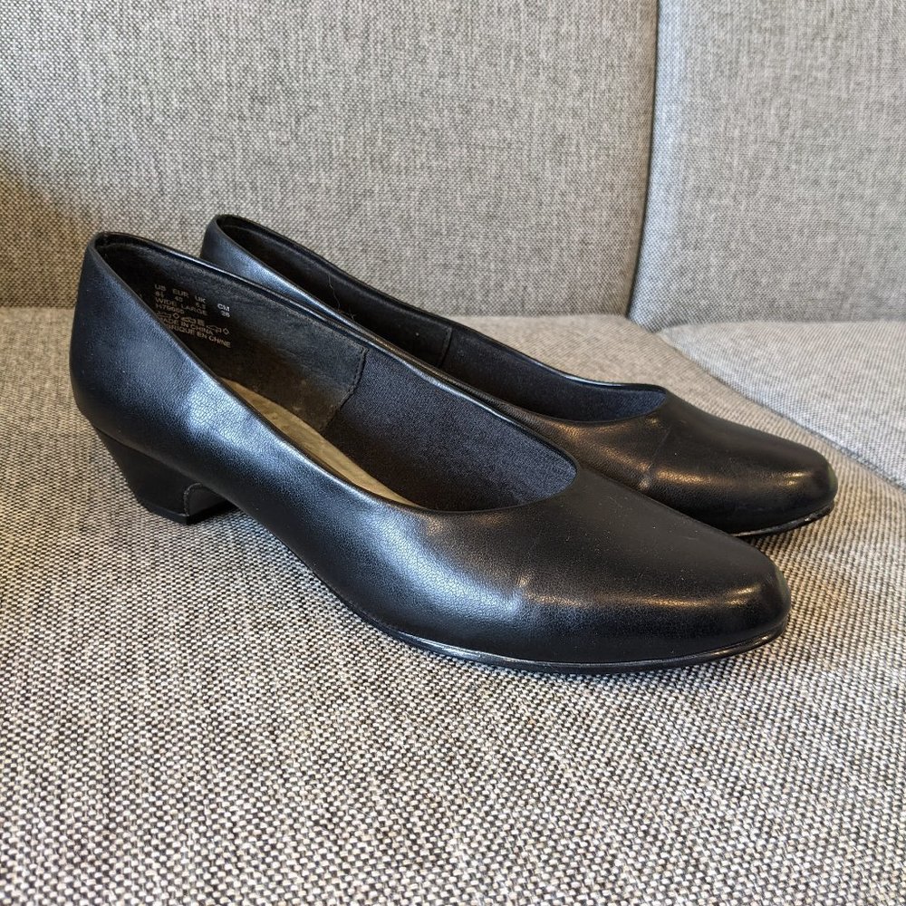 Soft Style Hush Puppies Black Vegan Pump 8.5 Wide